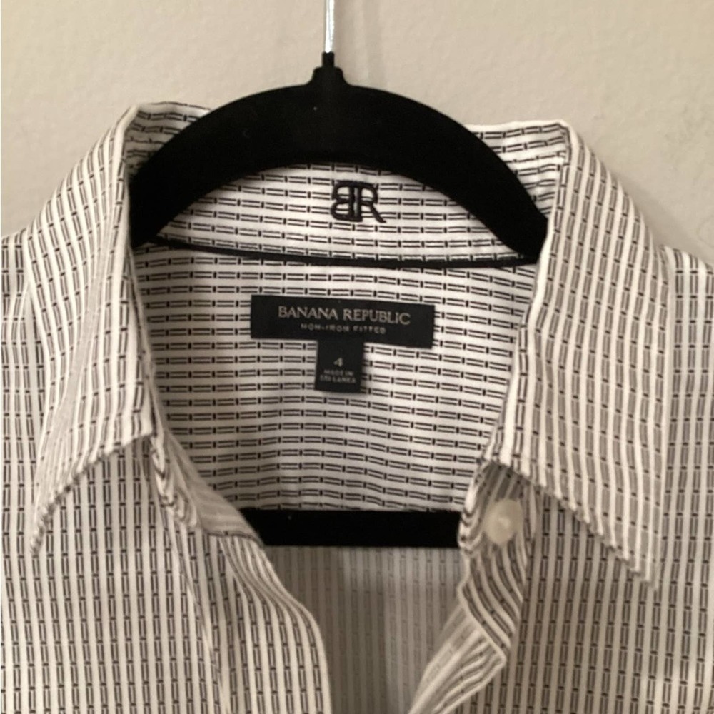 Banana Republic Women’s Black & White Dress Shirt in Size 4 NWOT - Picture 4 of 5